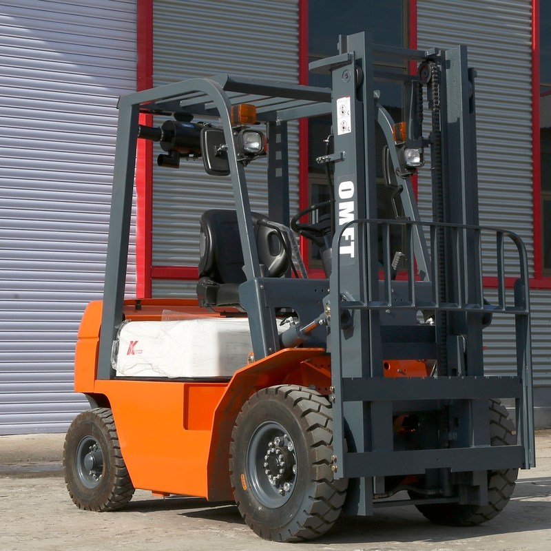 2.5 Ton Four Wheel Diesel Forklift Truck Warehouse Forklift with Durable Construction